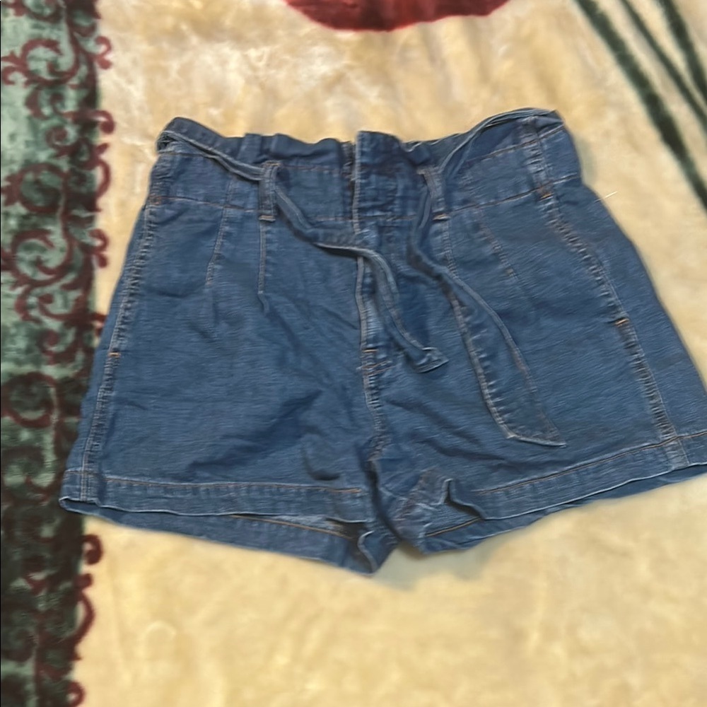 Blue Jean Shorts with Relaxed Fit and Classic Denim Style